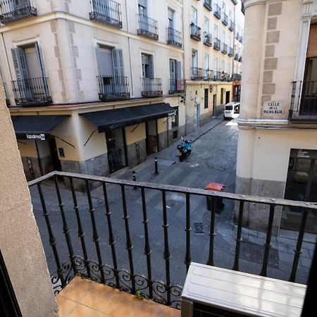 ホテル ペンション ロス ペラレス マドリード エクステリア 写真 View of the street from the Hotel Cervantes