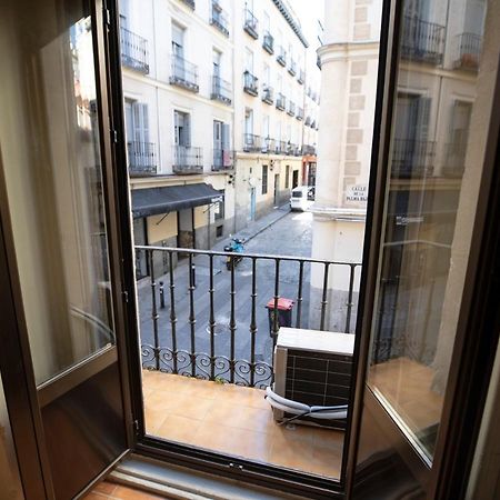 ホテル ペンション ロス ペラレス マドリード エクステリア 写真 A French window