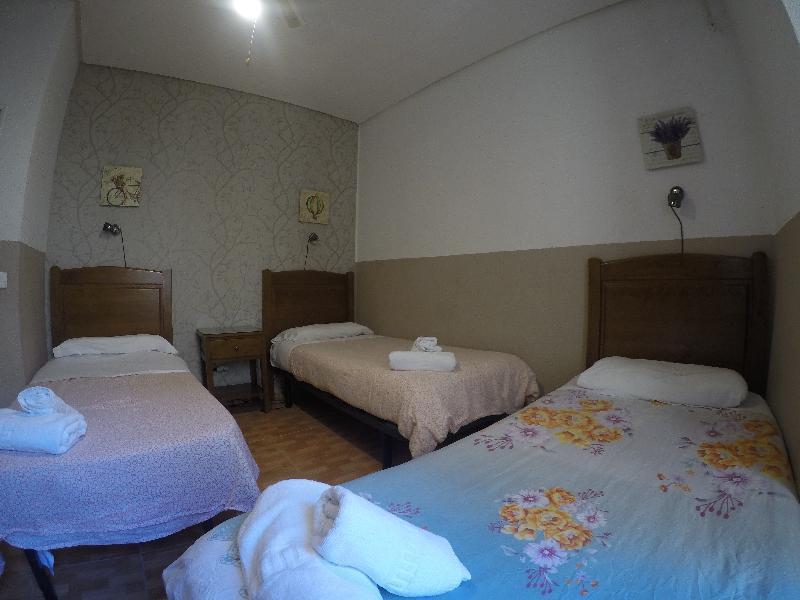 ホテル ペンション ロス ペラレス マドリード エクステリア 写真 A room at the hotel