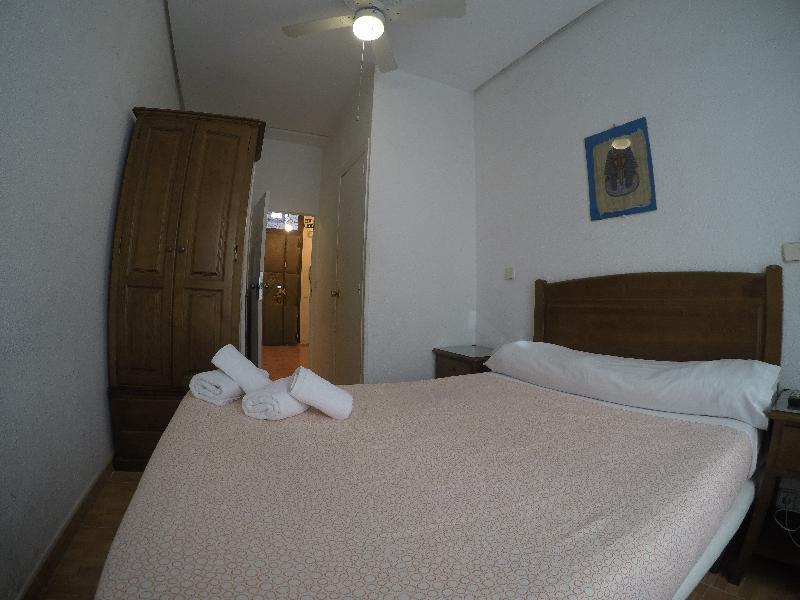 ホテル ペンション ロス ペラレス マドリード エクステリア 写真 A bedroom in a hotel