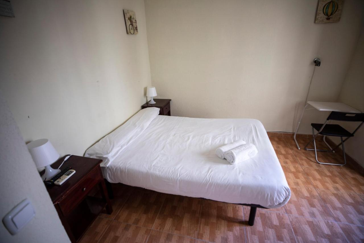 ホテル ペンション ロス ペラレス マドリード エクステリア 写真 A room at the hotel
