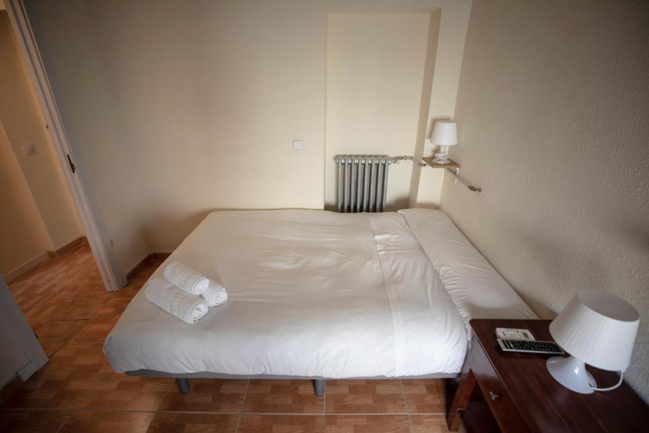 ホテル ペンション ロス ペラレス マドリード エクステリア 写真 A room at the hotel