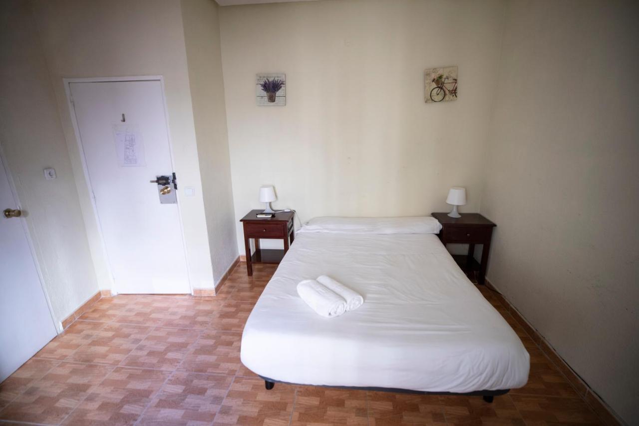 ホテル ペンション ロス ペラレス マドリード エクステリア 写真 A room at the hostel