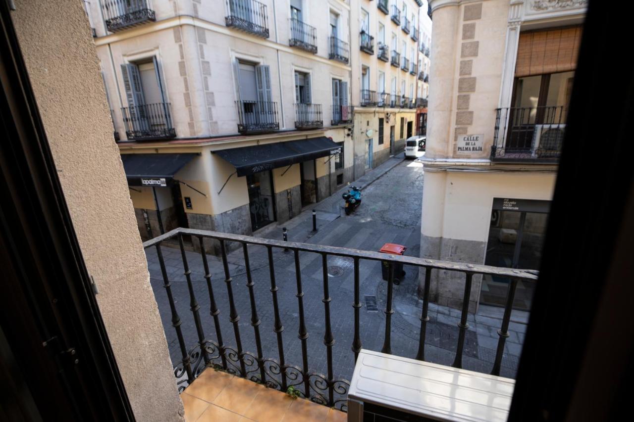 ホテル ペンション ロス ペラレス マドリード エクステリア 写真 View of the street from the Hotel Cervantes