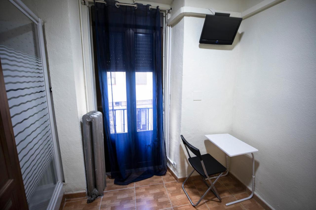 ホテル ペンション ロス ペラレス マドリード エクステリア 写真 A room at the hostel