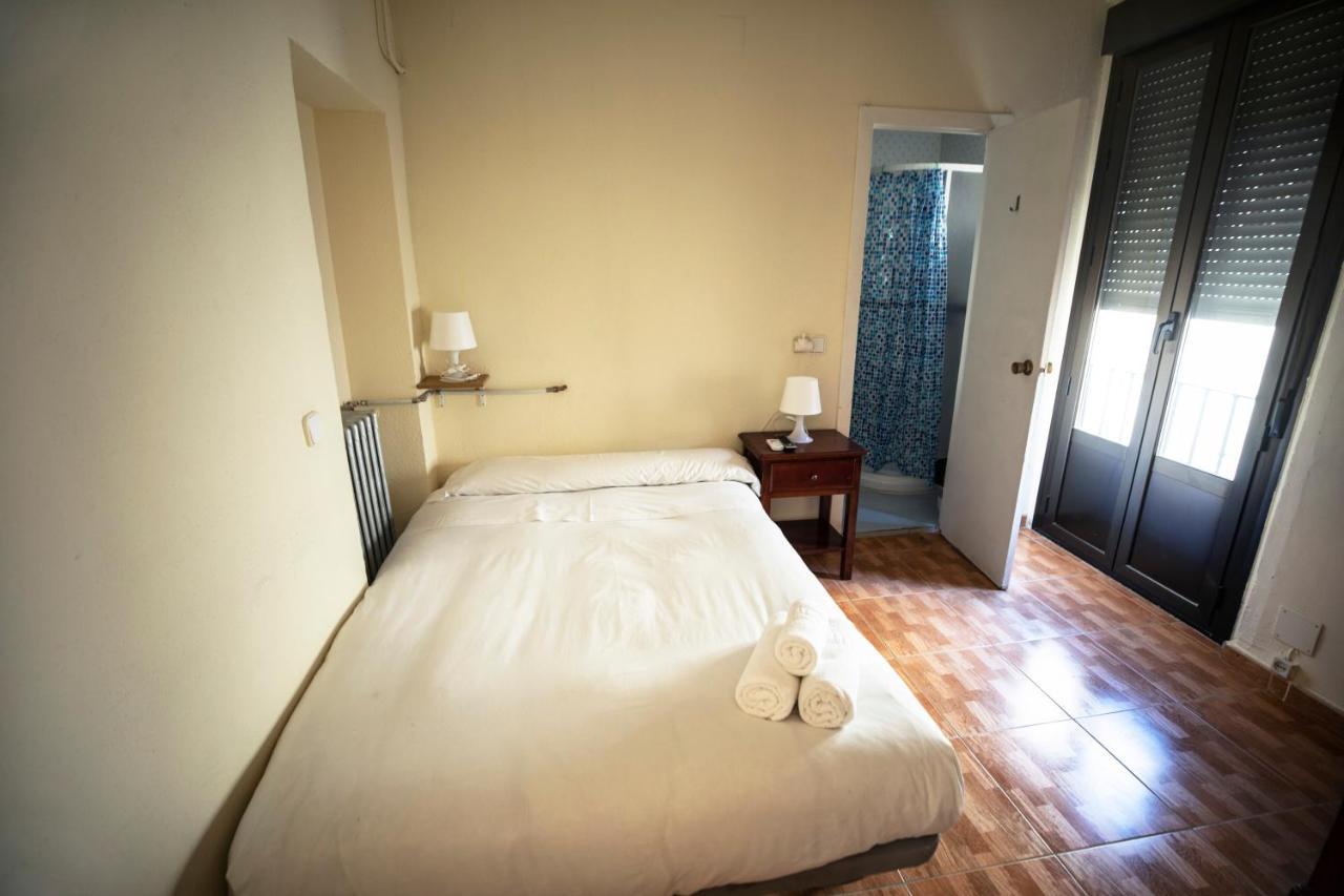 ホテル ペンション ロス ペラレス マドリード エクステリア 写真 A single room in a hotel