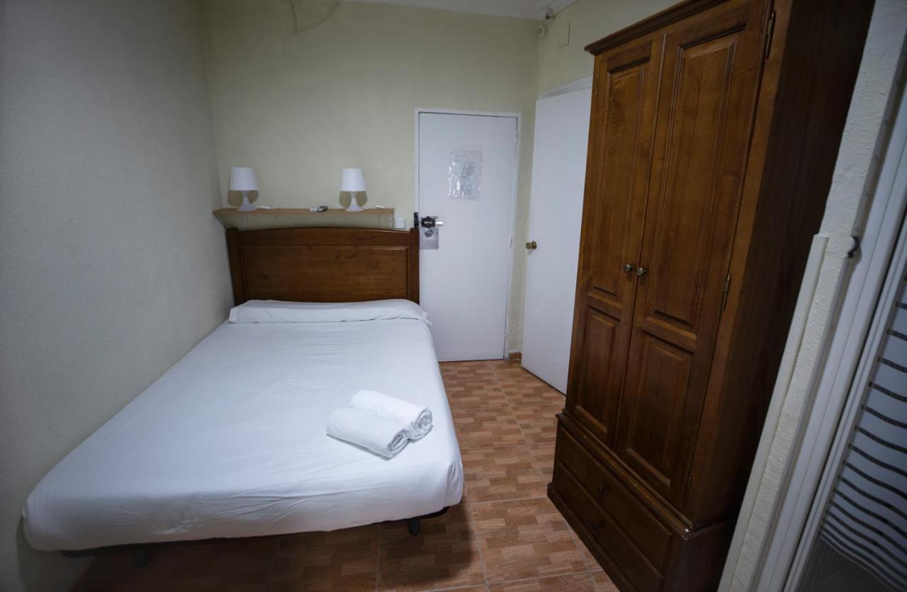ホテル ペンション ロス ペラレス マドリード エクステリア 写真 A room at the hotel