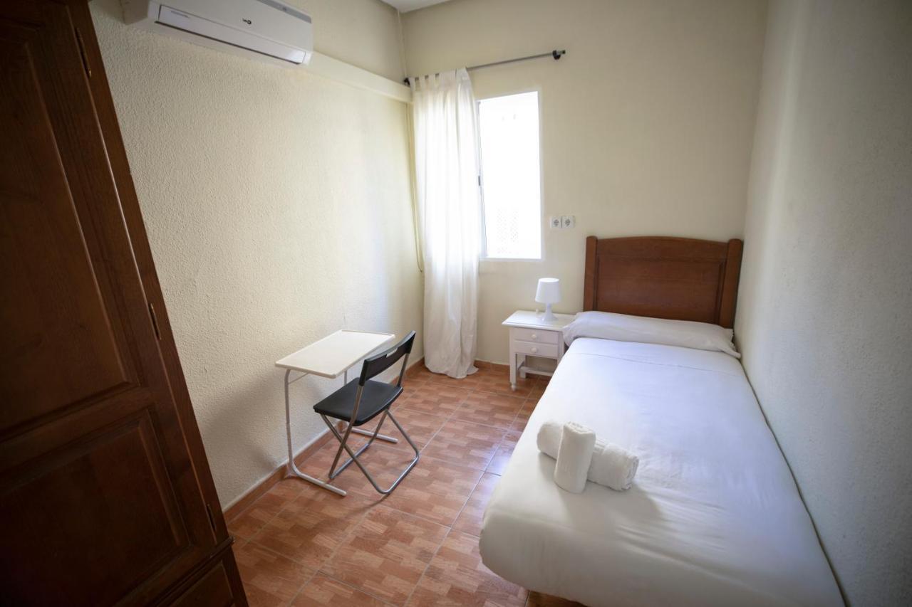 ホテル ペンション ロス ペラレス マドリード エクステリア 写真 A single room at a hostel in Spain