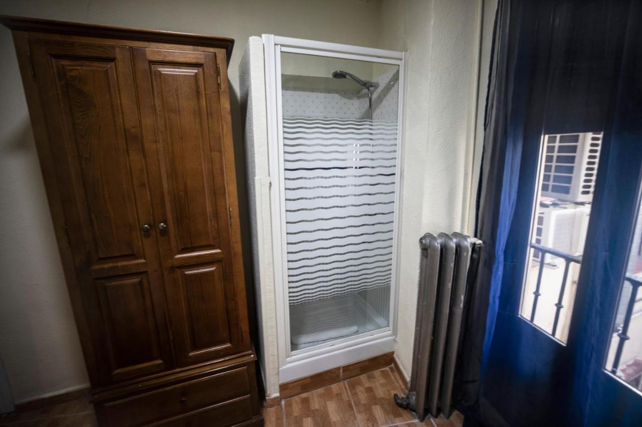 ホテル ペンション ロス ペラレス マドリード エクステリア 写真 A shower enclosure