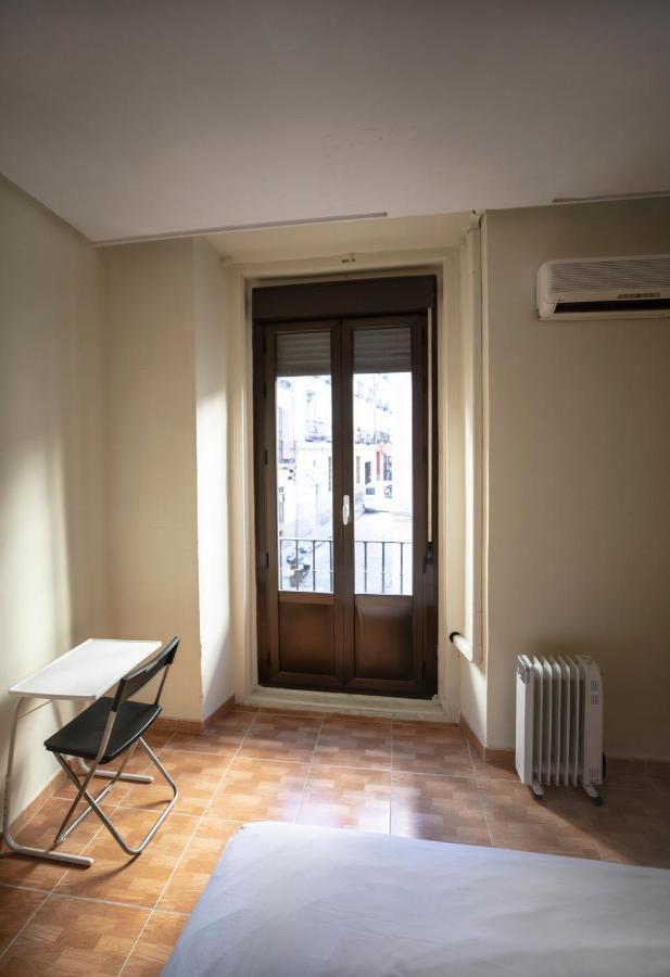 ホテル ペンション ロス ペラレス マドリード エクステリア 写真 A French window