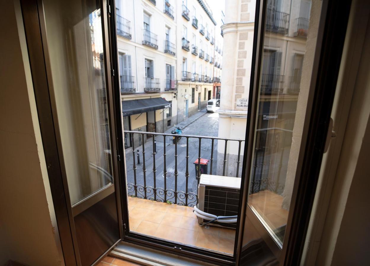 ホテル ペンション ロス ペラレス マドリード エクステリア 写真 A French window