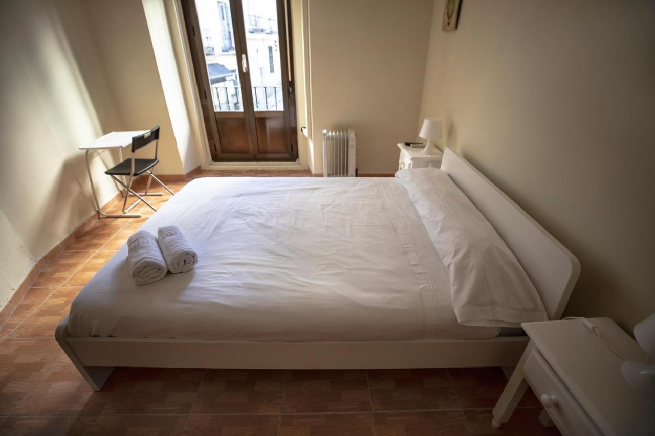 ホテル ペンション ロス ペラレス マドリード エクステリア 写真 A bedroom