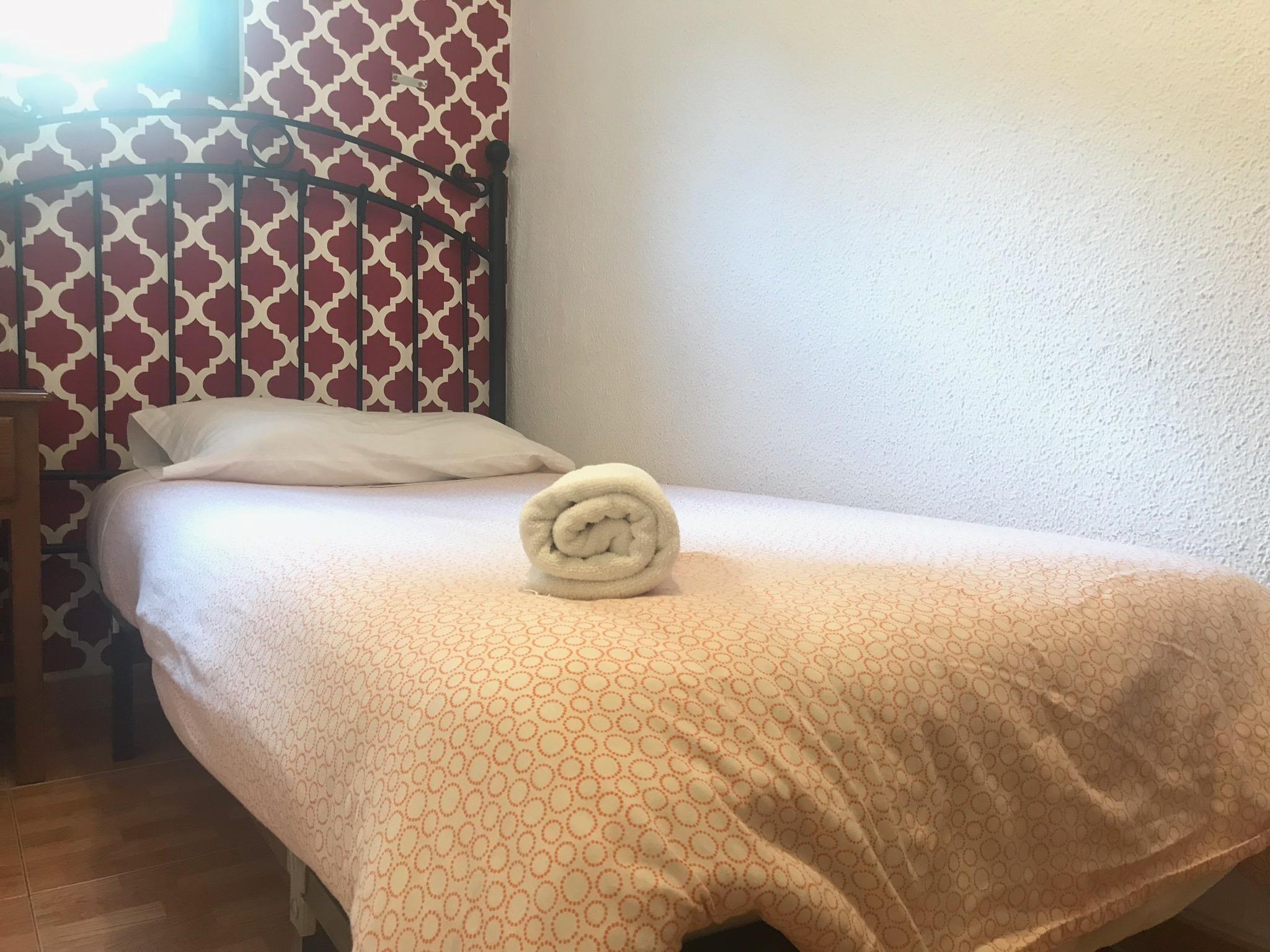 ホテル ペンション ロス ペラレス マドリード エクステリア 写真 A bed with a rolled towel
