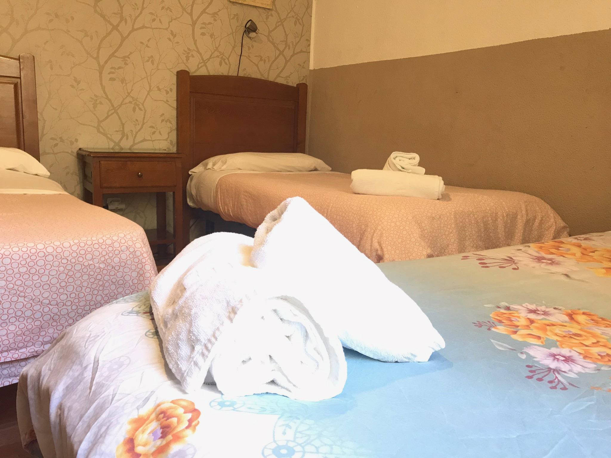 ホテル ペンション ロス ペラレス マドリード エクステリア 写真 A room at the hotel