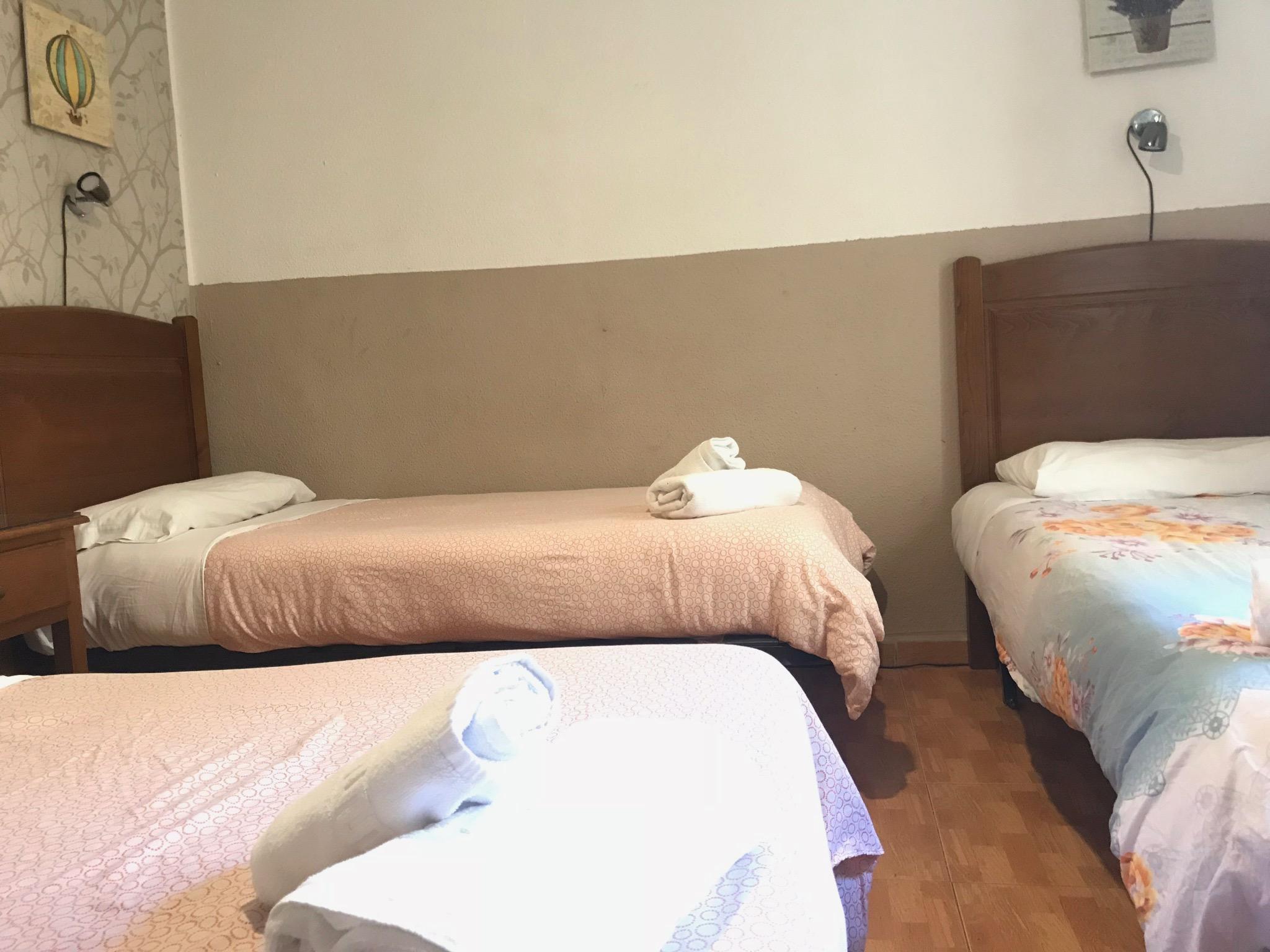 ホテル ペンション ロス ペラレス マドリード エクステリア 写真 A room at the hotel