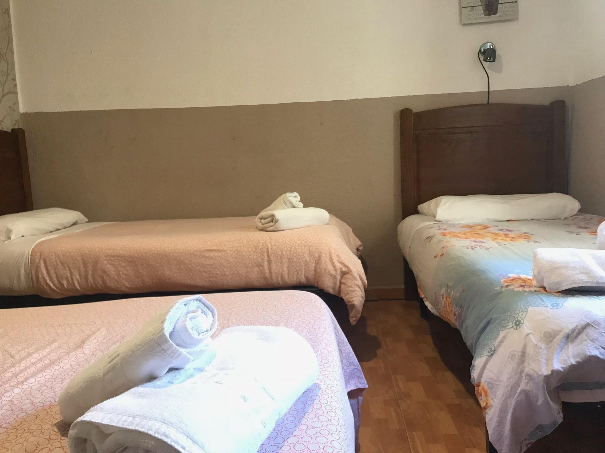 ホテル ペンション ロス ペラレス マドリード エクステリア 写真 A room at the hotel