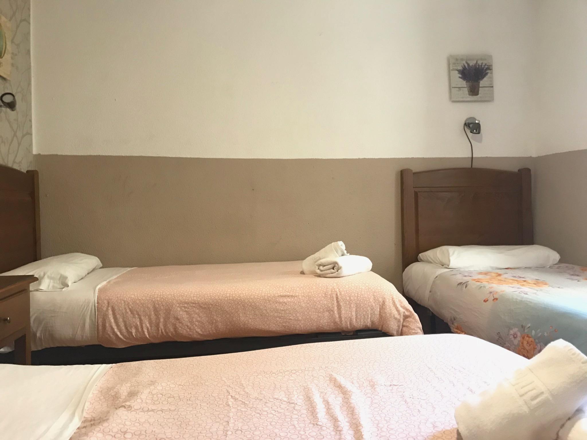 ホテル ペンション ロス ペラレス マドリード エクステリア 写真 A room at the hotel