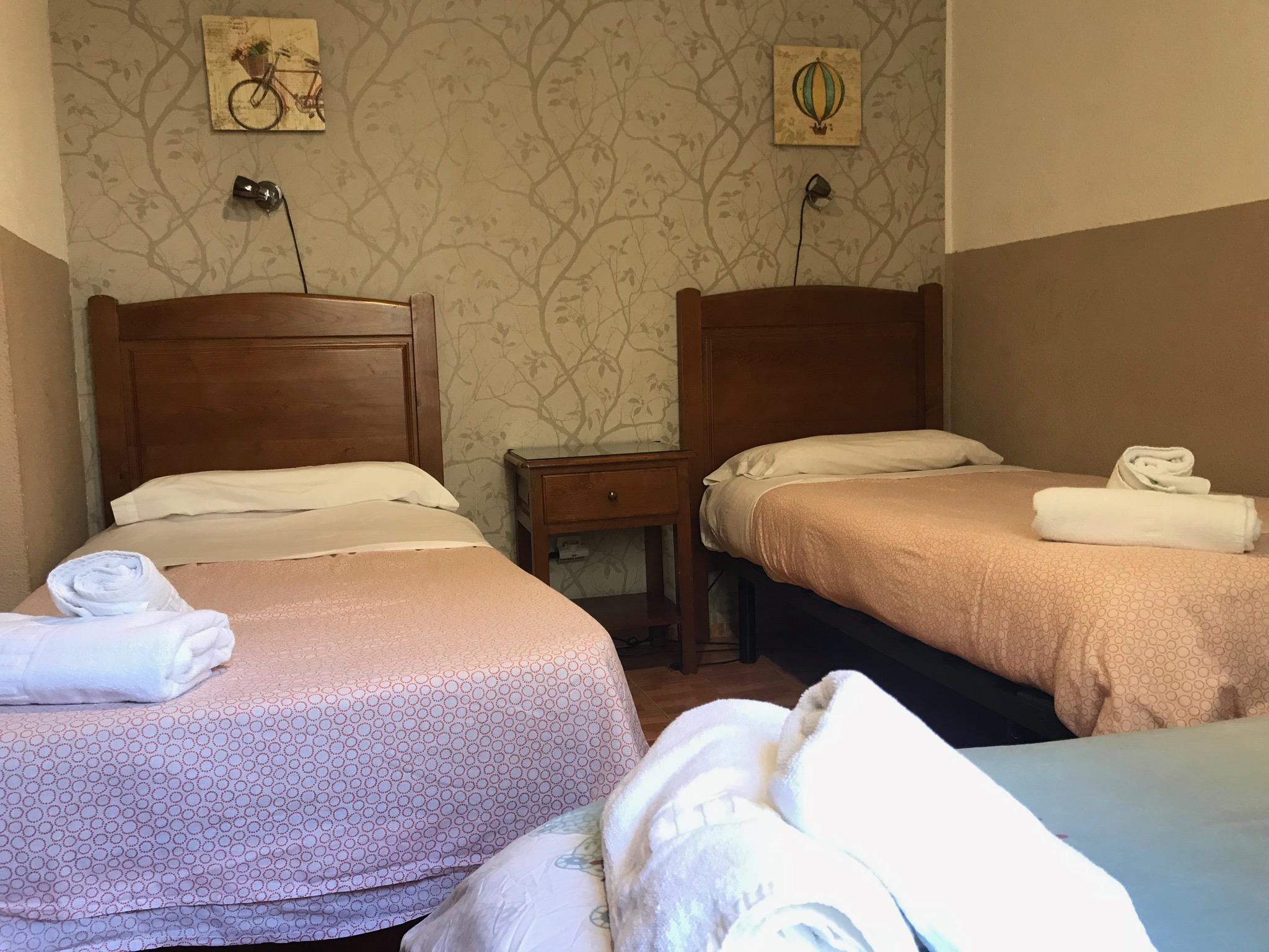 ホテル ペンション ロス ペラレス マドリード エクステリア 写真 A typical room at the hotel