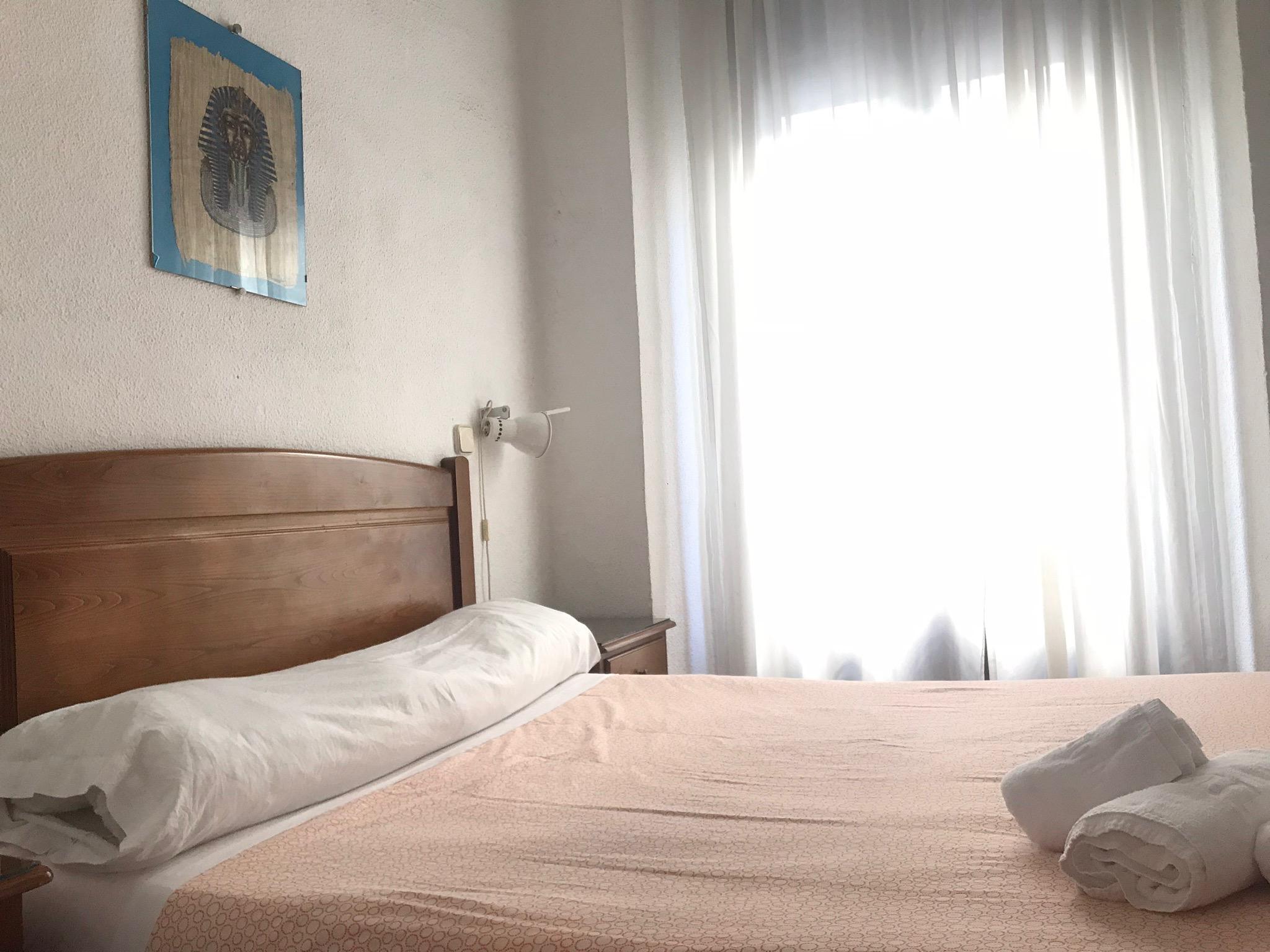 ホテル ペンション ロス ペラレス マドリード エクステリア 写真 A bedroom in a hotel
