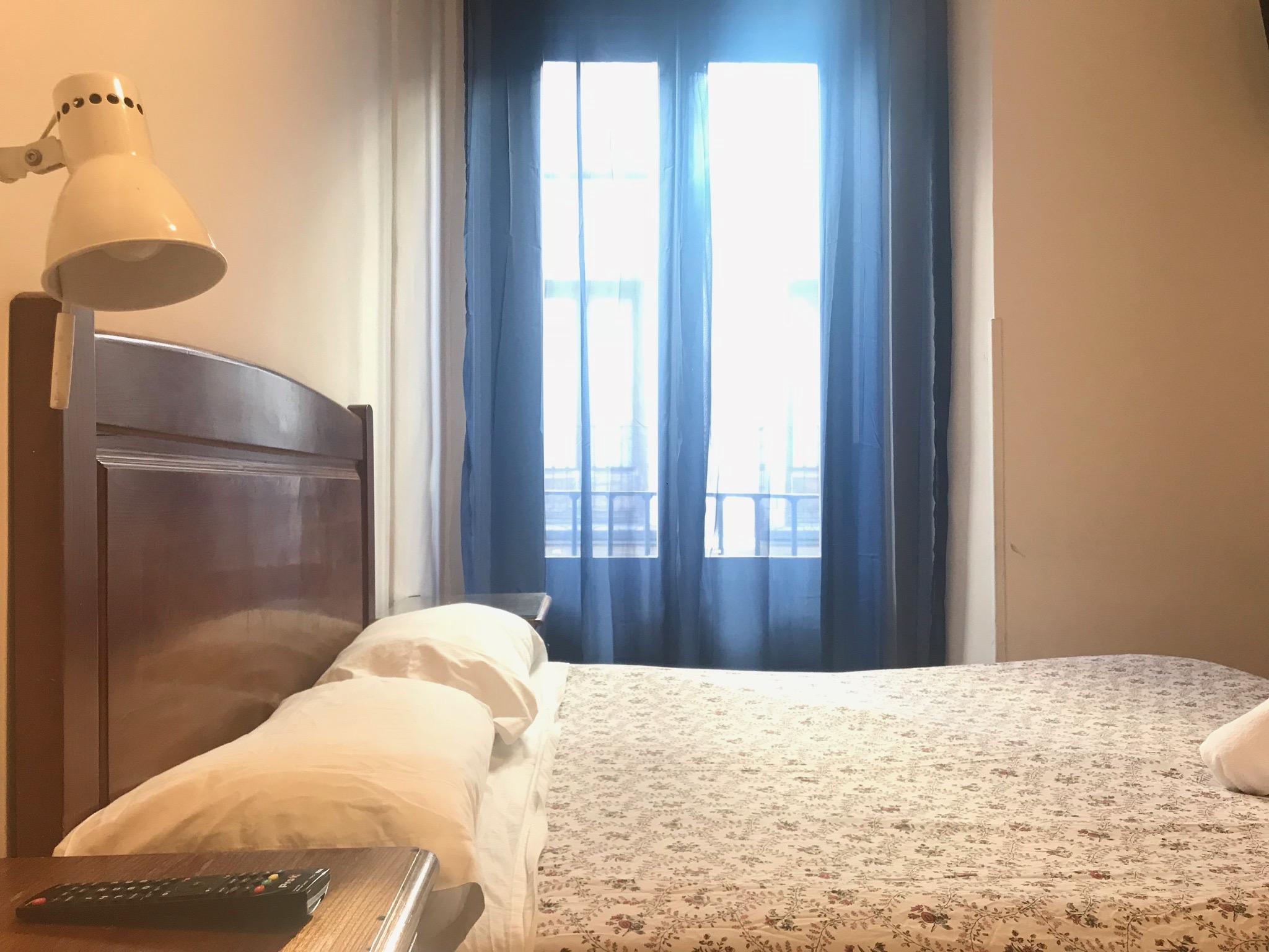 ホテル ペンション ロス ペラレス マドリード エクステリア 写真 A bedroom in a hotel