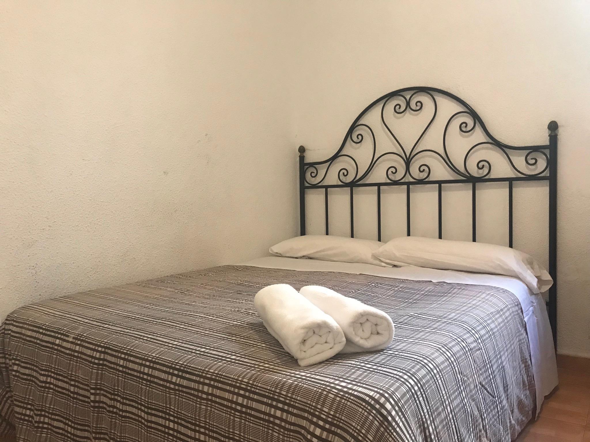 ホテル ペンション ロス ペラレス マドリード エクステリア 写真 A bed with a wrought iron headboard