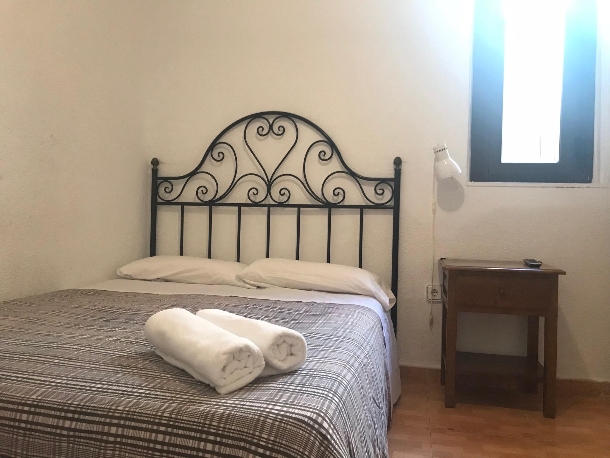 ホテル ペンション ロス ペラレス マドリード エクステリア 写真 A bedroom in a hostel
