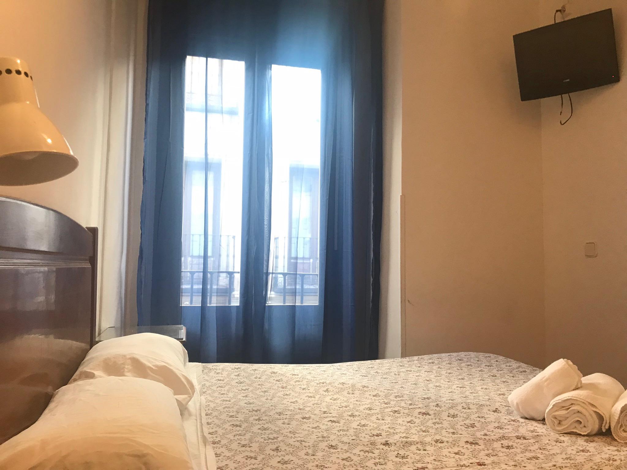 ホテル ペンション ロス ペラレス マドリード エクステリア 写真 A room at the hotel