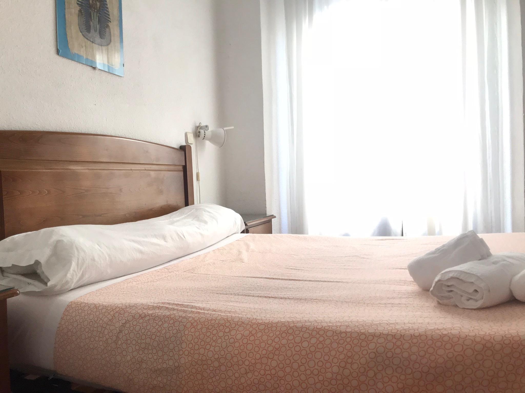 ホテル ペンション ロス ペラレス マドリード エクステリア 写真 A bed