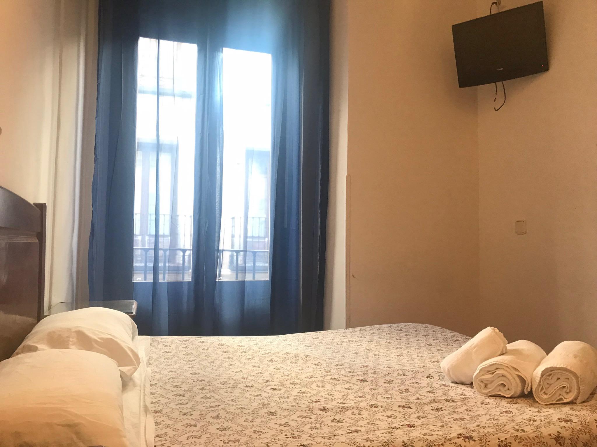 ホテル ペンション ロス ペラレス マドリード エクステリア 写真 A room at the hotel