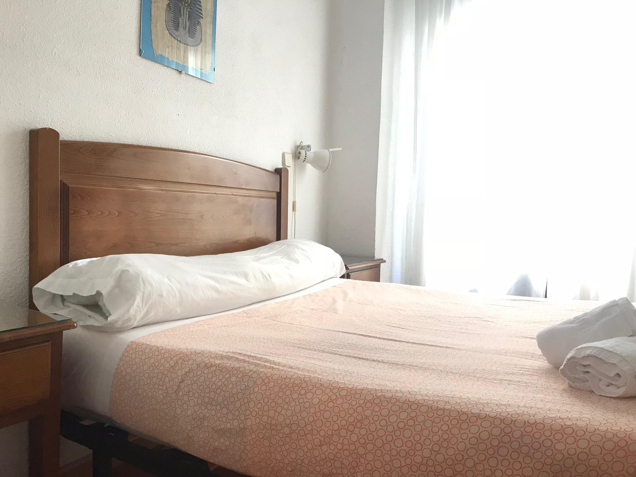 ホテル ペンション ロス ペラレス マドリード エクステリア 写真 A bed