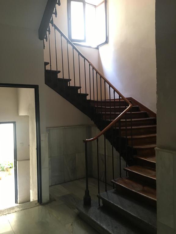 ホテル ペンション ロス ペラレス マドリード エクステリア 写真 The staircase of the house