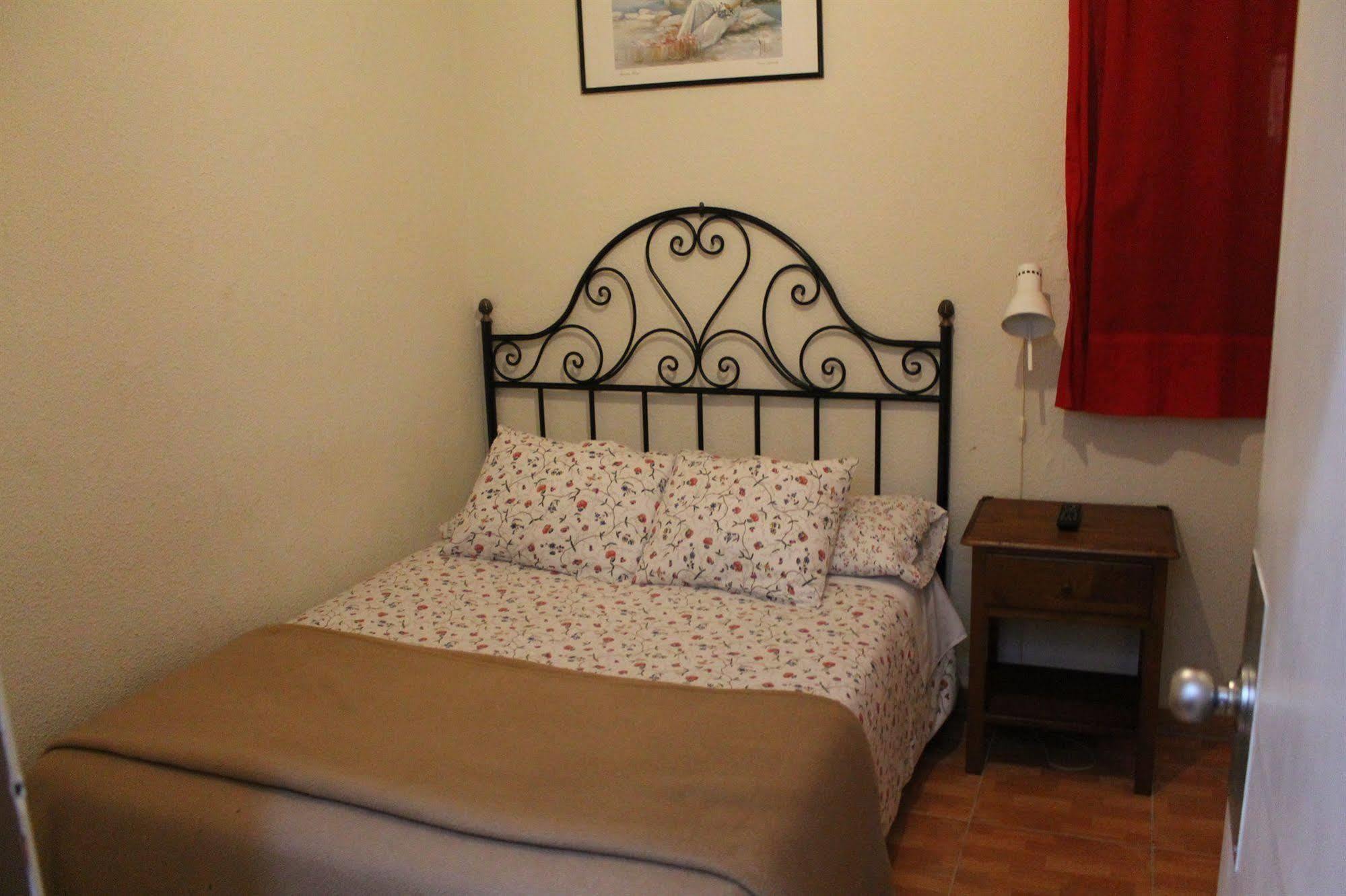 ホテル ペンション ロス ペラレス マドリード エクステリア 写真 A typical room at the hostel