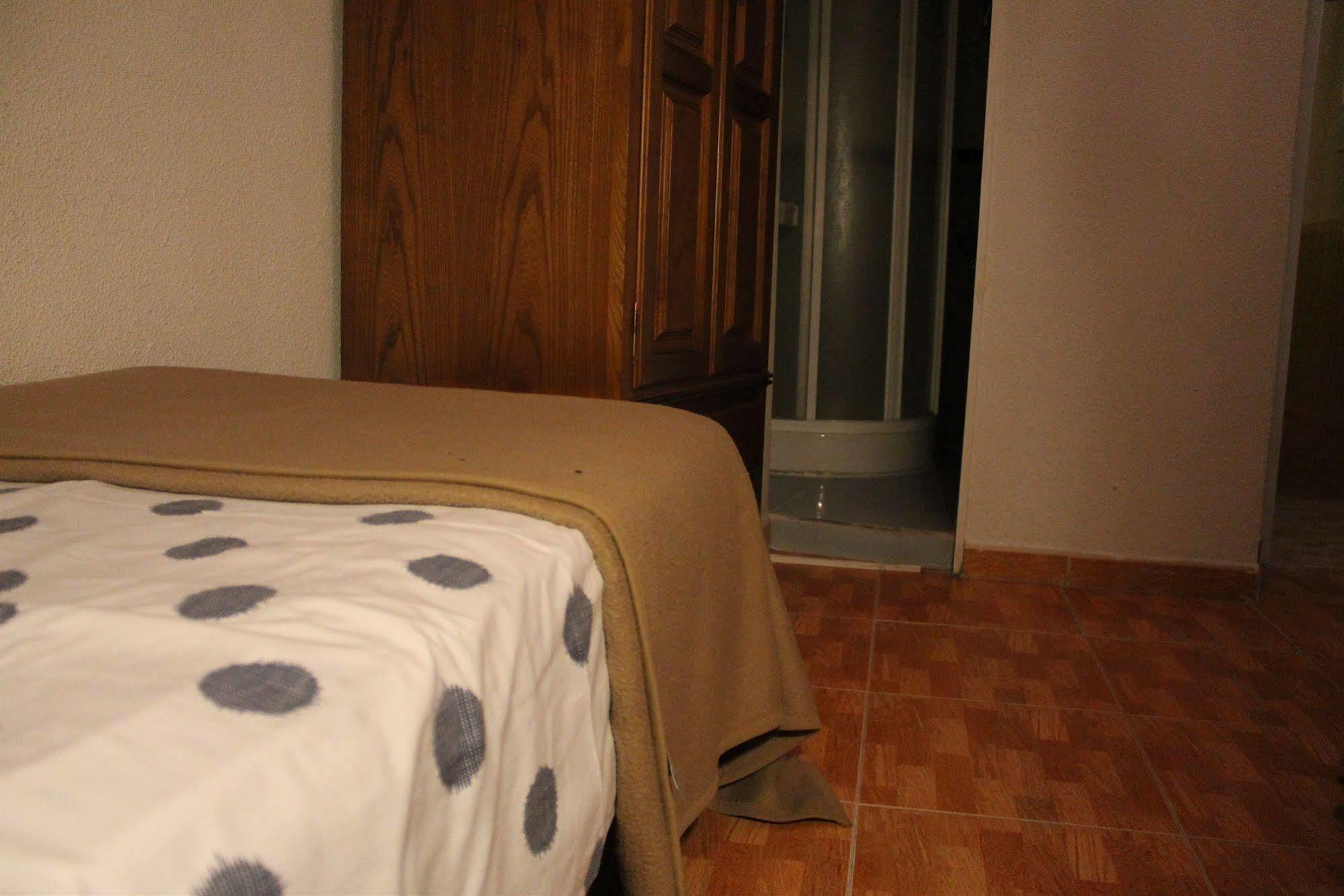 ホテル ペンション ロス ペラレス マドリード エクステリア 写真 A bed with a sábanas