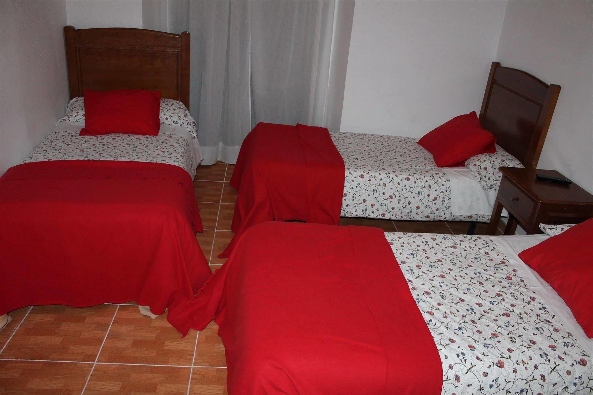 ホテル ペンション ロス ペラレス マドリード エクステリア 写真 A typical bedroom in a hostal