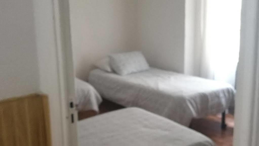 ホテル ペンション ロス ペラレス マドリード エクステリア 写真 A typical room at the hostel